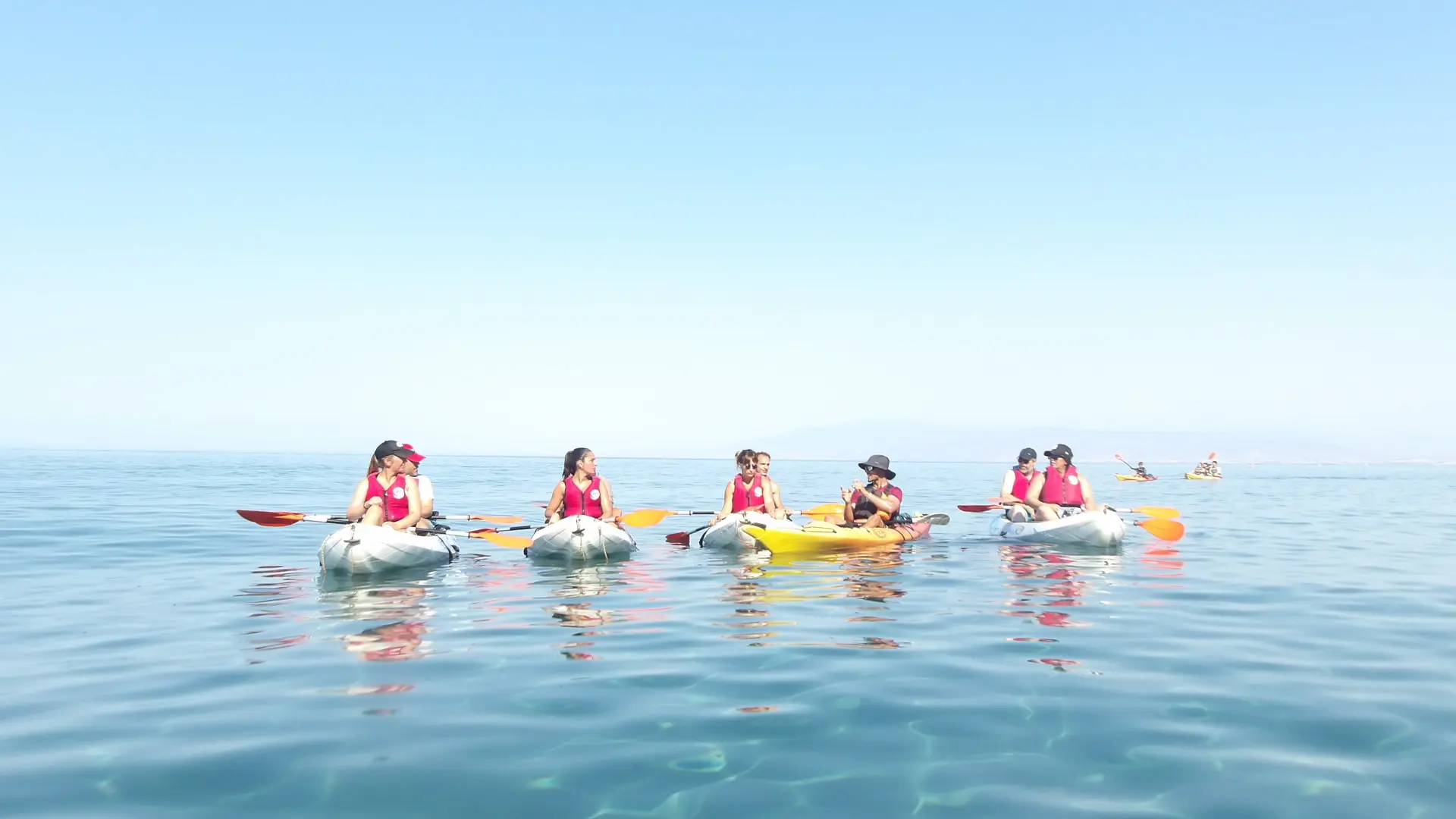 Equipo de Kayak Cabo de Gata en el Parque Natural, guías expertos preparando salida en kayak