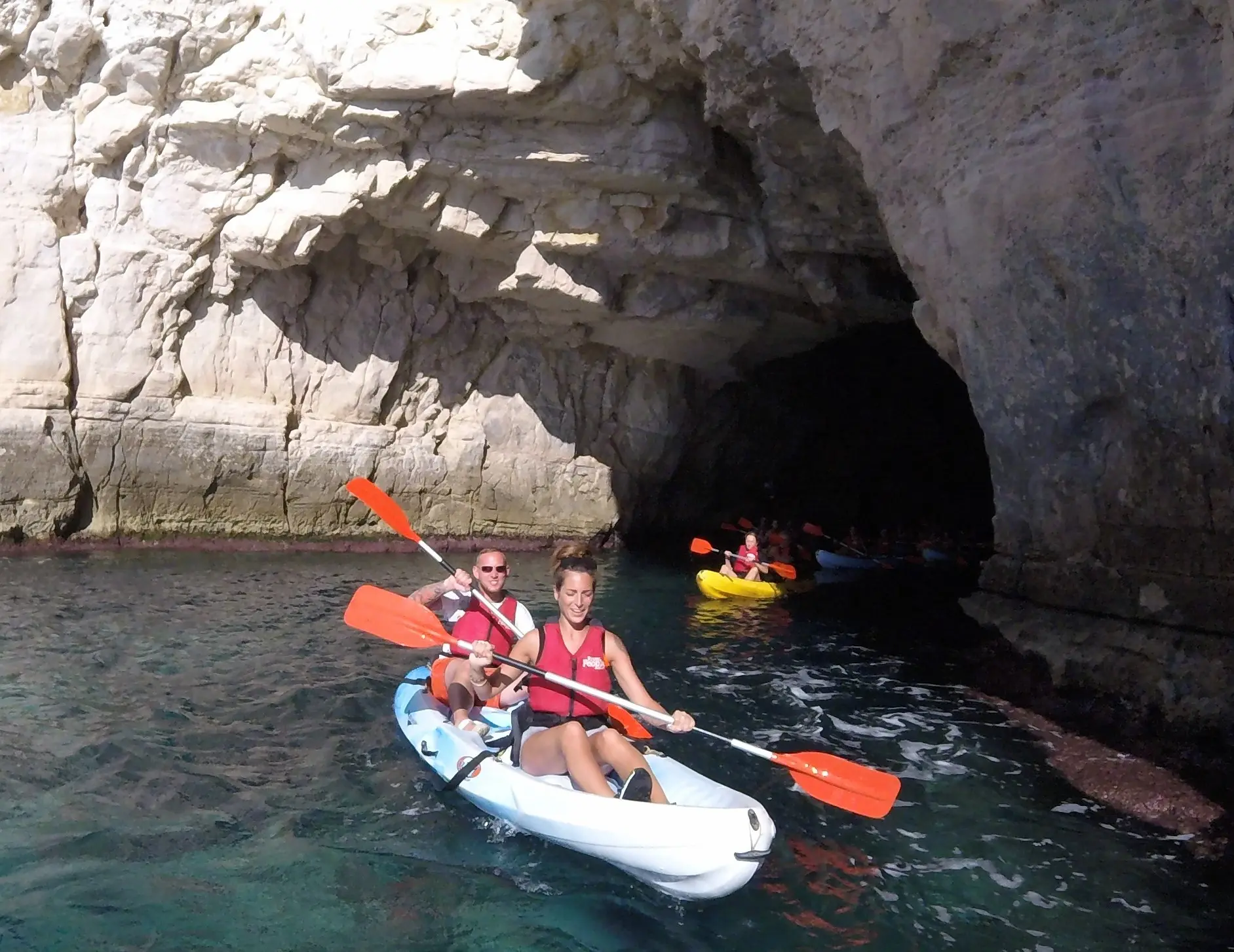 Kayak en Las Negras, Cabo de Gata – costa volcánica negra, cuevas marinas y aguas turquesa del Parque Natural