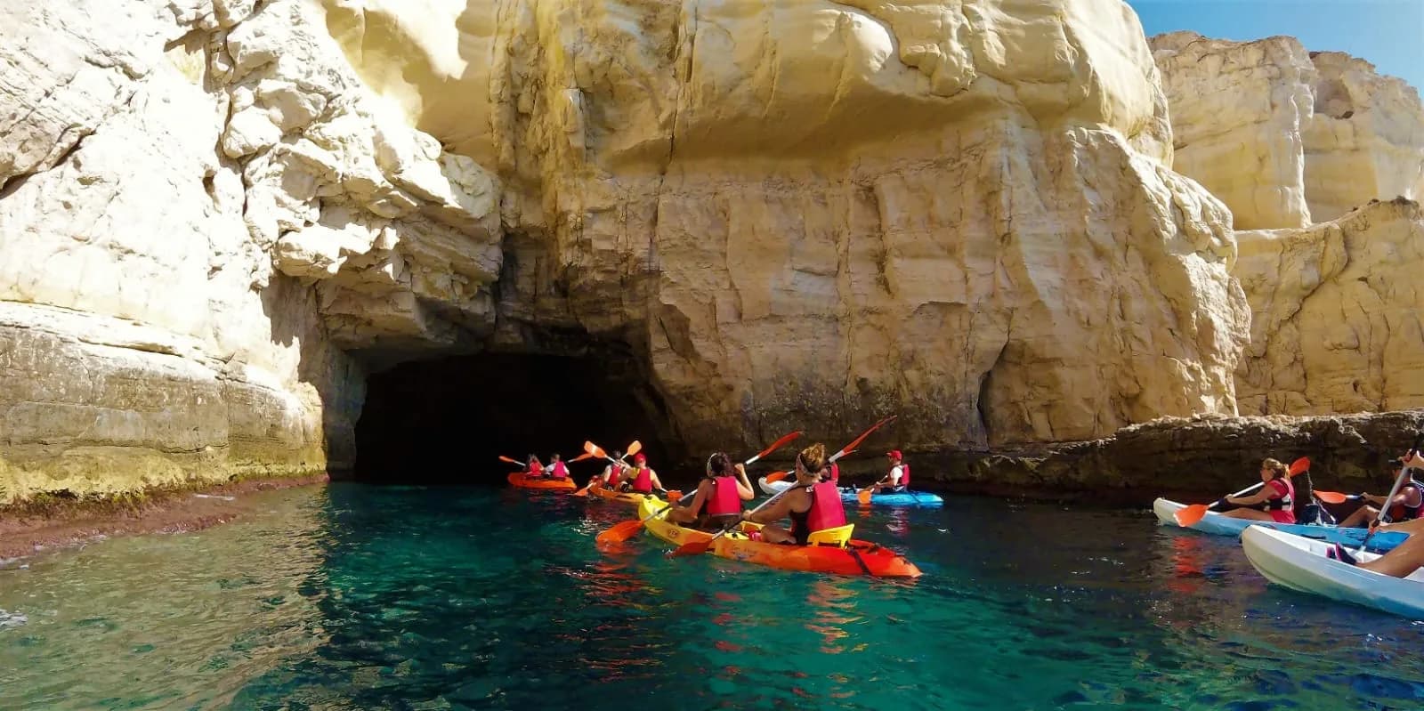Kayak en Las Negras – Parque Natural Cabo de Gata, acantilados volcánicos